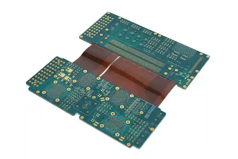 Línea de ensamblaje y producción de componentes electrónicos