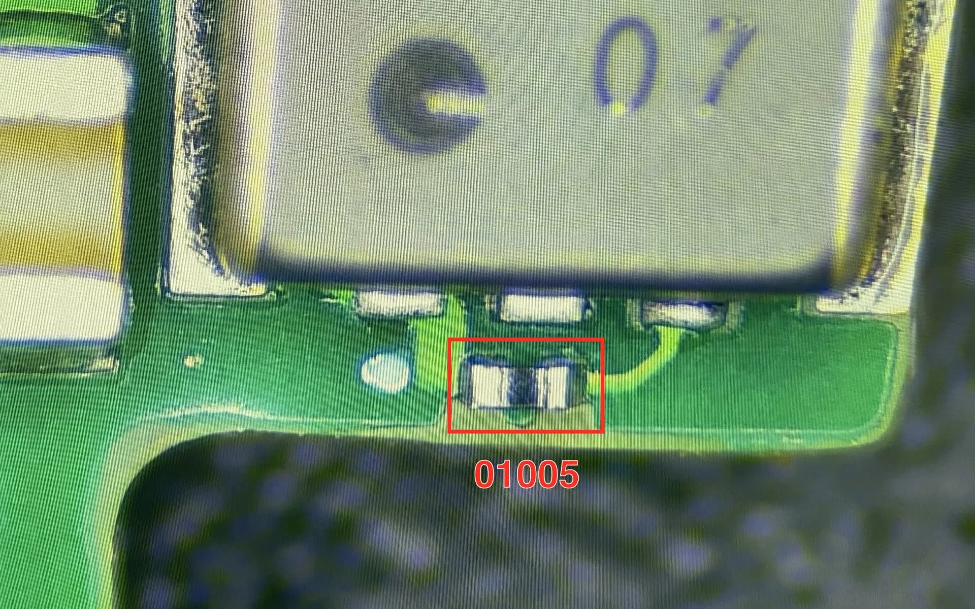 Componente 01005 colocado y soldado en una PCB de producción