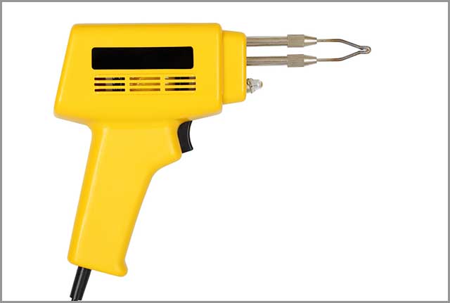 pistola de soldar lista para soldar componentes electrónicos